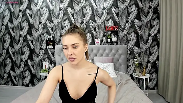 NicolleXPeach's cam snapshot