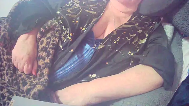 Playful_MILF_Demi live sex cam