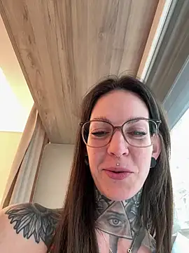 BrownieyQueen live sex cam