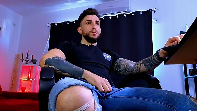 MightyAaron66 live sex cam