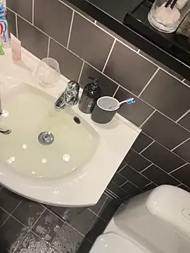 nikkiuk live sex cam