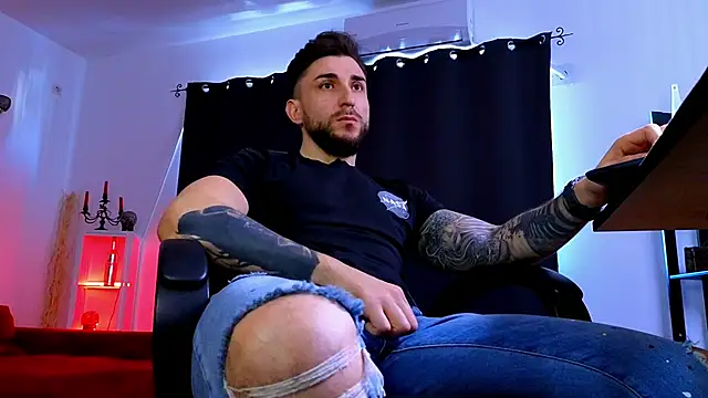 MightyAaron66 live sex cam