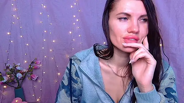 MilaLoona live sex cam