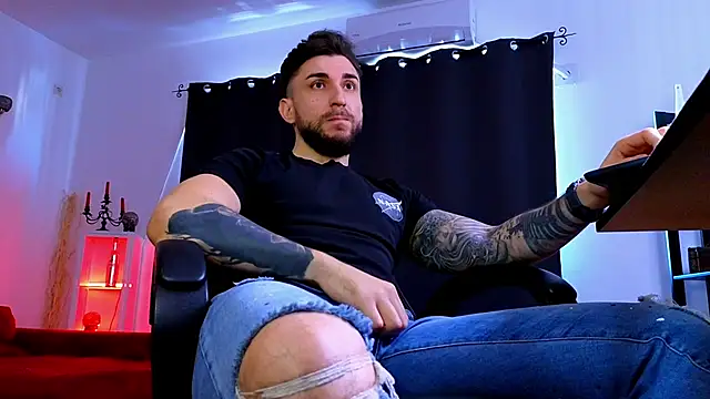 MightyAaron66 live sex cam