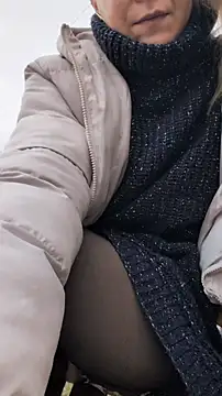 Risky_julia2330's cam snapshot