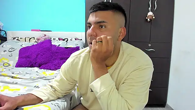 LazyandSniffer28's cam snapshot