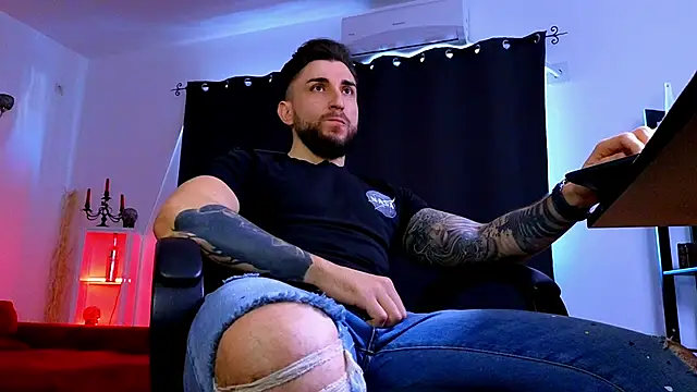 MightyAaron66 live sex cam