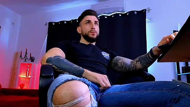 MightyAaron66 live sex cam