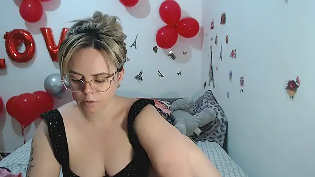 hotmilf4uxxx's cam snapshot