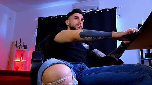 MightyAaron66 live sex cam