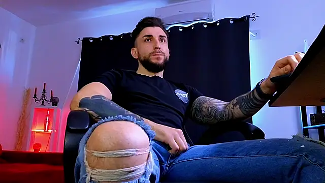 MightyAaron66 live sex cam