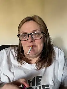 Busty-GilfQuinn's cam snapshot