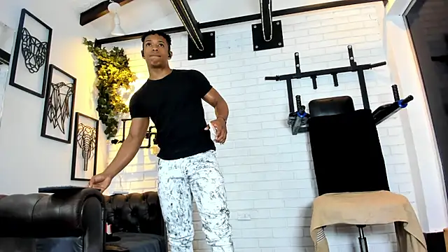 ItaloMoore live sex cam