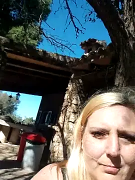 BecciDeluxe live sex cam