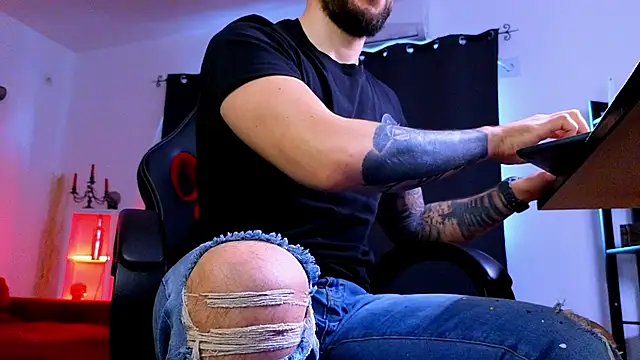 MightyAaron66 live sex cam