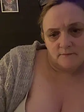 Busty-GilfQuinn's cam snapshot