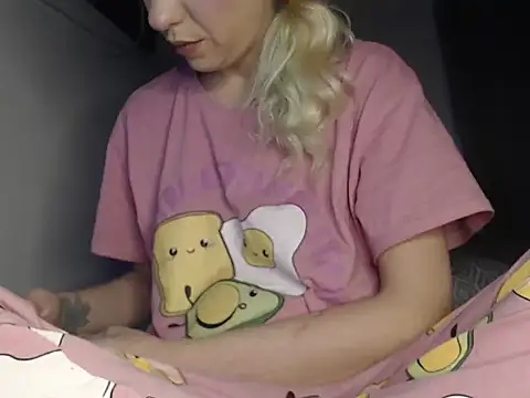 MessyBitch2's cam snapshot