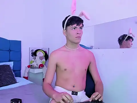 Aaron_Foxxx live sex cam