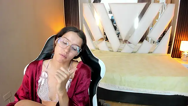 Linda4Petite live sex cam