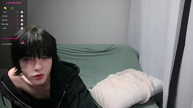 LeonBoykisser live sex cam