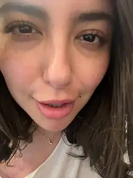 sukhakunis1 live sex cam