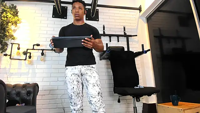 ItaloMoore live sex cam