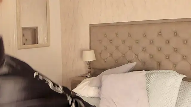 Sienna_brunette live sex cam