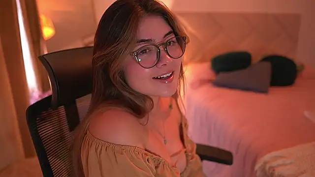 Lau_Bee's cam snapshot