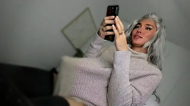 TheQueenNextDoor live sex cam