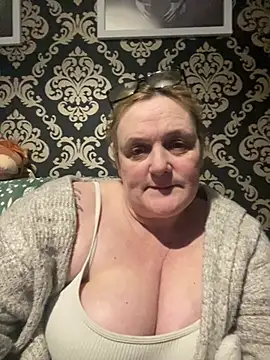 Busty-GilfQuinn's cam snapshot