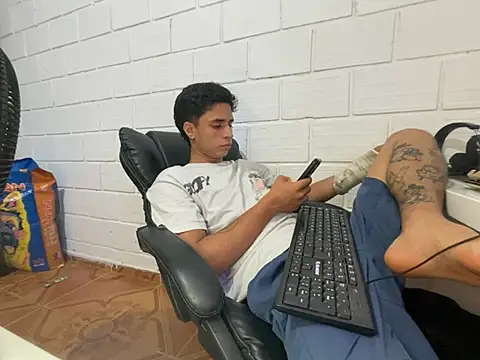 Max_TheHorseDick live sex cam