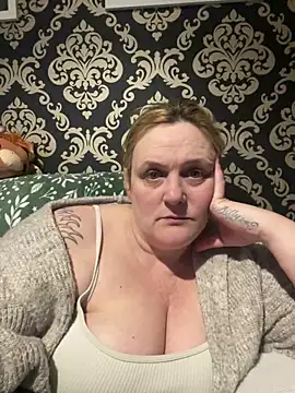 Busty-GilfQuinn's cam snapshot