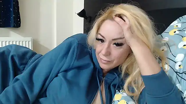 _karolynesyera_'s cam snapshot