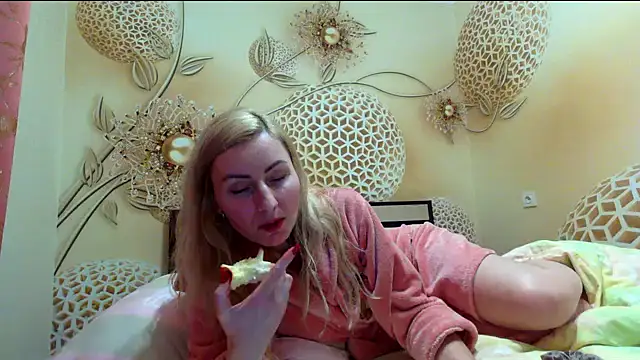 Yourrealgirl's cam snapshot