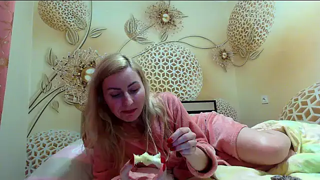 Yourrealgirl's cam snapshot