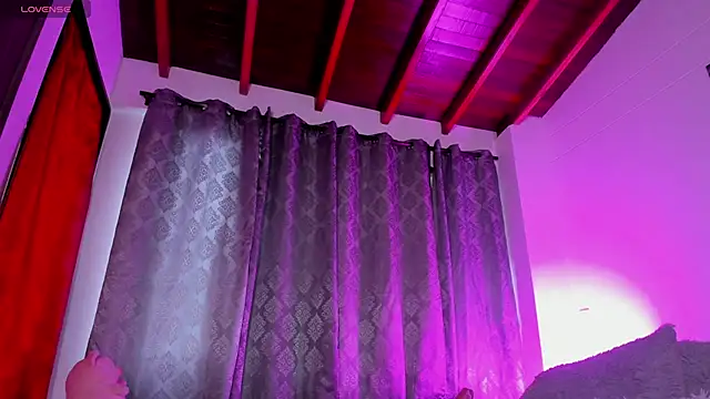 Nina_Fuentes live sex cam