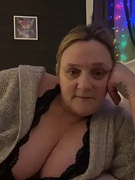 Busty-GilfQuinn's cam snapshot