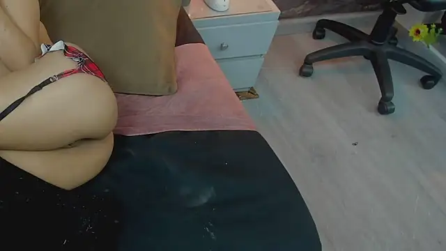 yiyisandoval's cam snapshot