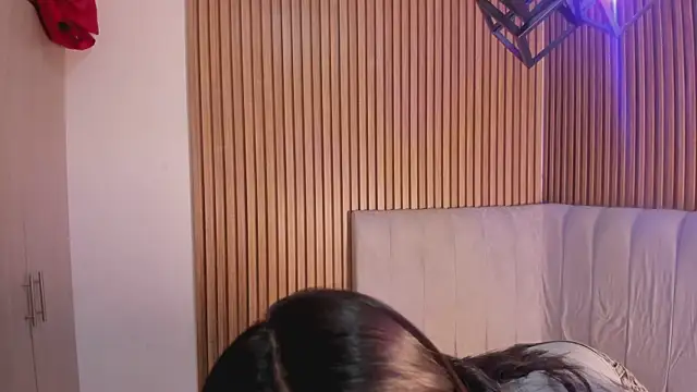 NhoanBrunette live sex cam