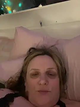 Busty-GilfQuinn's cam snapshot