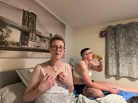 Curvy-Jinx live sex cam