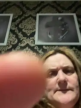 Busty-GilfQuinn's cam snapshot