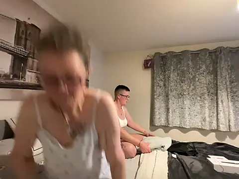 Curvy-Jinx live sex cam