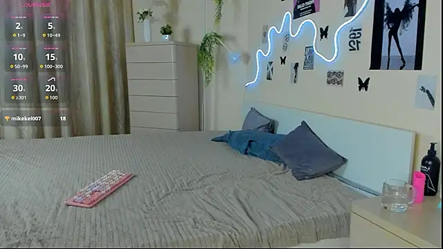 VelvetVoltage's cam snapshot