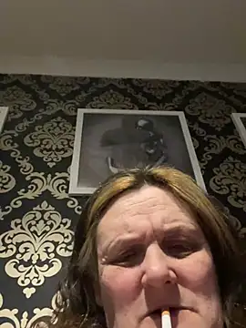 Busty-GilfQuinn's cam snapshot