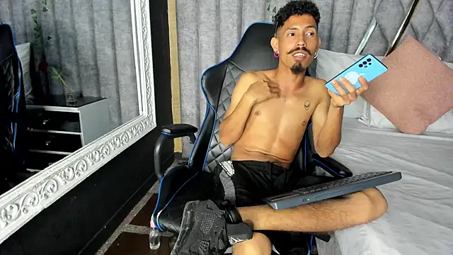 NoaahTylor live sex cam