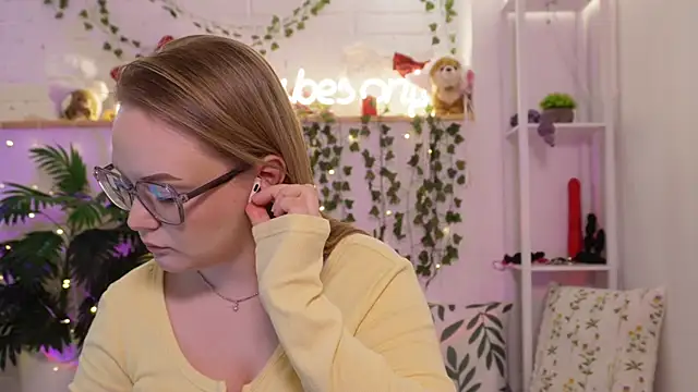 MonicaAsis live sex cam