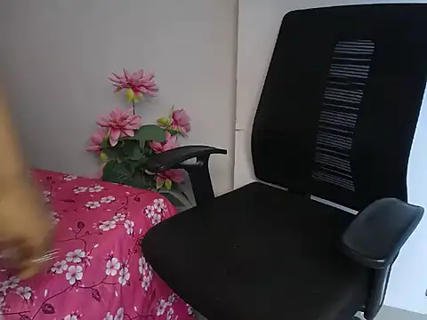 Naughtyy_stripgirl's cam snapshot