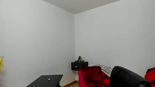 caroline_host live sex cam