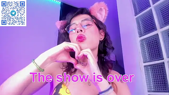 Sweet-SharoKitty live sex cam